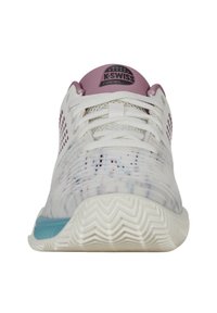 K-Swiss padel cipő fehér hálós felsőrésszel, lila kiegészítőkkel és texturált gumitalppal. Fűzős kialakítás jellemzi, valamint oldalsó szellőzőnyílásokkal rendelkezik.