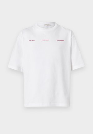 Wit T-shirt met korte mouwen met rode tekst "HZW (26-27)", "HOLZWEILER" en "'TABLESCAPES'" op de borst net onder de halslijn.