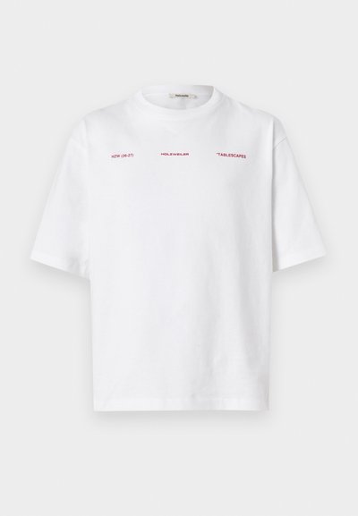 Λευκό t-shirt με κοντά μανίκια και κόκκινο κείμενο "HZW (26-27)", "HOLZWEILER" και "'TABLESCAPES'" στο στήθος κάτω από τη λαιμόκοψη.