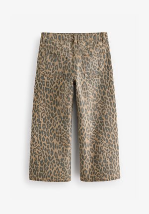 Leopardmønster denimshorts med en tan-basis, der har to baglommer og en lige pasform. Teksturen fremstår glat med et let design.