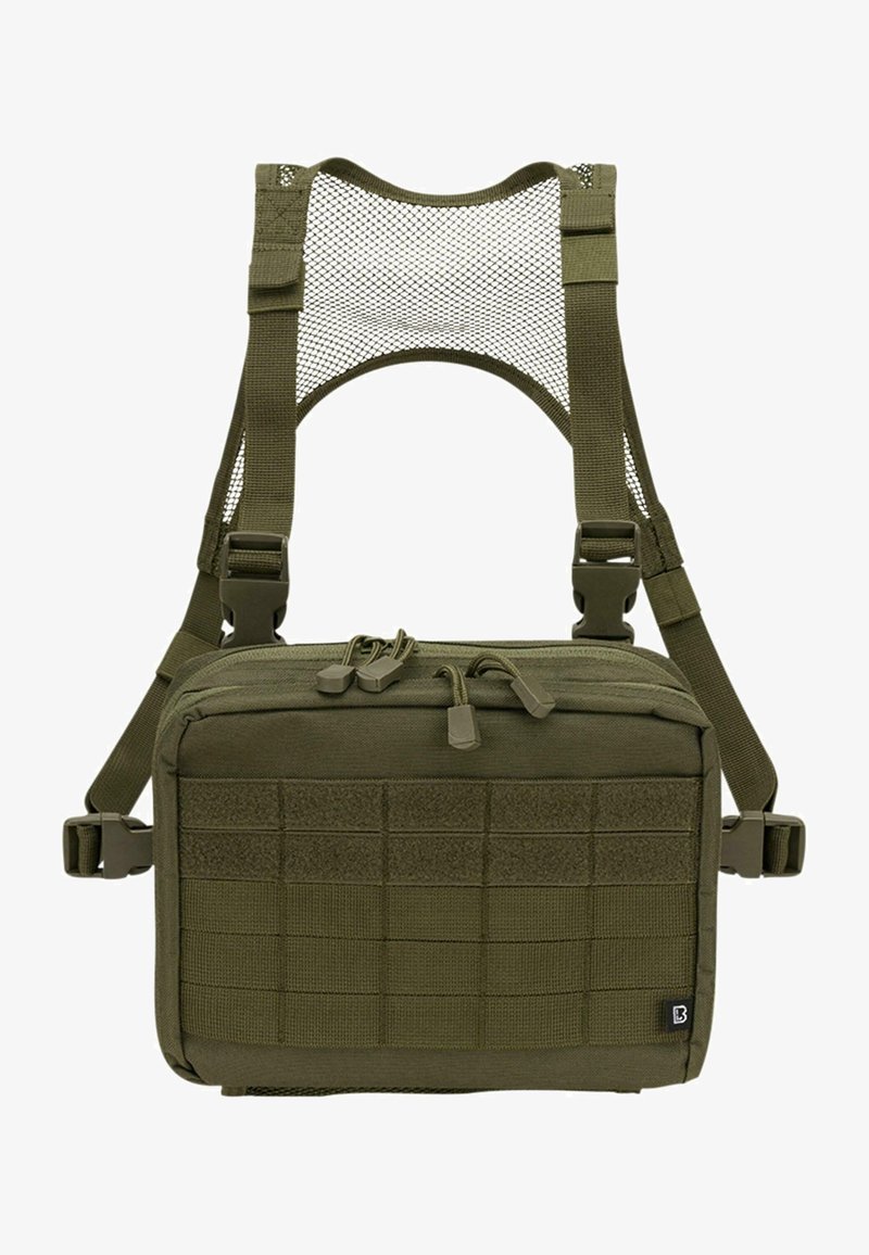 Taktická náprsní taška olivově zelené barvy s nastavitelnými síťovými popruhy, několika zipovými přihrádkami a mřížkovým vzorem pro příslušenství.