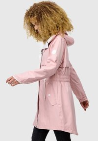 Roze waterdichte regenjas met een strikceintuur in de taille, witte accenten, capuchon en zijzakken. Glad textuur, heup-lengte ontwerp.