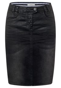 Musta farkku kynähame, jossa on sileä pinta, napin suljenta, viisi taskua ja keski-reisi pituus.