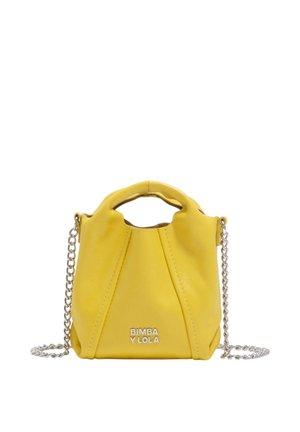 Pequeño bolso de mano de cuero amarillo con detalle fruncido, asa de cadena plateada y logotipo "BIMBA Y LOLA" en el frente.
