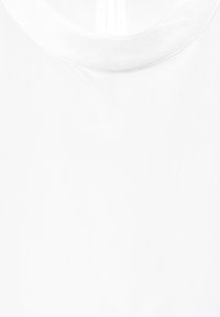 T-shirt bianco in cotone con scollatura rotonda, caratterizzato da una superficie liscia e senza motivi o dettagli visibili. Design semplice e minimalista.