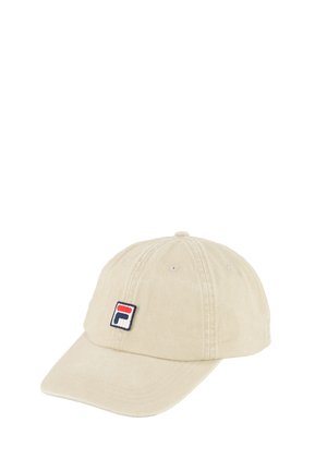 Beżowa czapka z daszkiem z zakrzywionym rondem, sześciopanelowym wzorem, otworami wentylacyjnymi oraz małą prostokątną naszywką z logo w kolorach czerwonym, białym i granatowym z przodu.