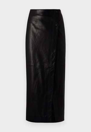 Fustă midi din piele ecologică neagră, cu un design înfășurat, având o închidere cu buton pe lateral, textură netedă și o siluetă dreaptă.