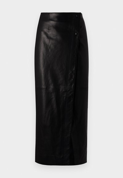 Falda midi de cuero negro con diseño envolvente, que presenta un cierre de botón lateral, textura suave y una silueta recta.
