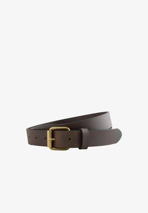 Cintura in pelle marrone con fibbia rettangolare in ottone, arrotolata e distesa su uno sfondo bianco.