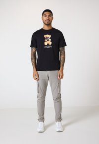 CLOSURE London BLACK HEART TEDDY TEE - T-shirts print - black