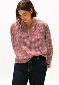 Tommy Hilfiger CURVE GATHERED V-NECK PRINT - Bluse - red