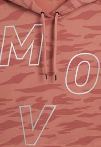 Hoodie con motivo mimetico rosa, con grandi lettere bianche che spellano "M", "O" e "V". Caratterizzato da un cappuccio con cordino e un tessuto strutturato.