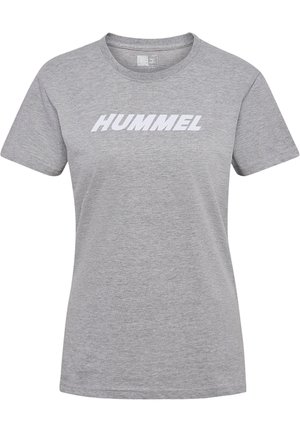 Grijze t-shirt van zachte stof, met korte mouwen en een ronde hals. Toont het woord "HUMMEL" in vetgedrukte witte letters op de borst.