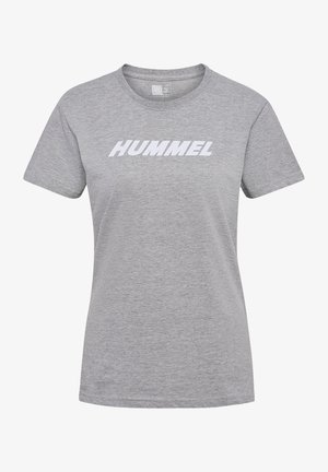 Camiseta gris de tejido suave, con mangas cortas y cuello redondo. Muestra la palabra "HUMMEL" en letras blancas en negrita en el pecho.