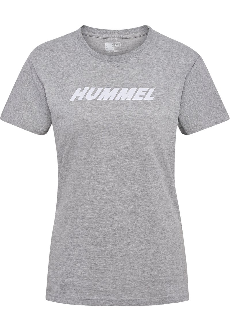 Grå T-shirt lavet af blødt stof, med korte ærmer og rund hals. Viser ordet "HUMMEL" i fede hvide bogstaver hen over brystet.