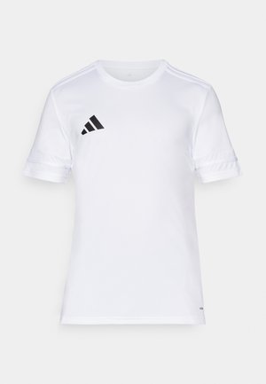 Valge lühikeste varrukatega spordipaita, millel on must kolmerealine disain õlgadel ja logo vasakul rinnaosal. Sile ja kerge kangas.