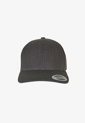 Grå snapback-cap lavet af stof med flad skygge, der har seks ventilationshuller og et rundt mærkesticker på siden.