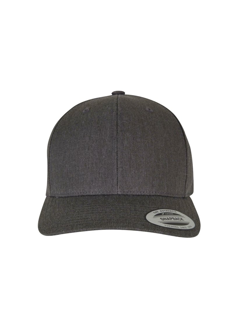 Grå snapback-cap lavet af stof med flad skygge, der har seks ventilationshuller og et rundt mærkesticker på siden.