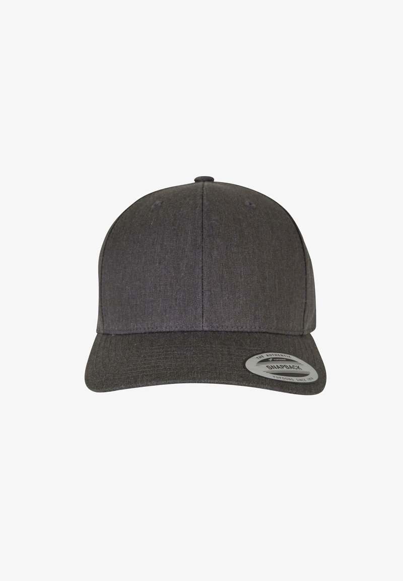 Grijze snapback pet van stof met een plat vizier, voorzien van zes ventilatiegaatjes en een ronde merksticker aan de zijkant.