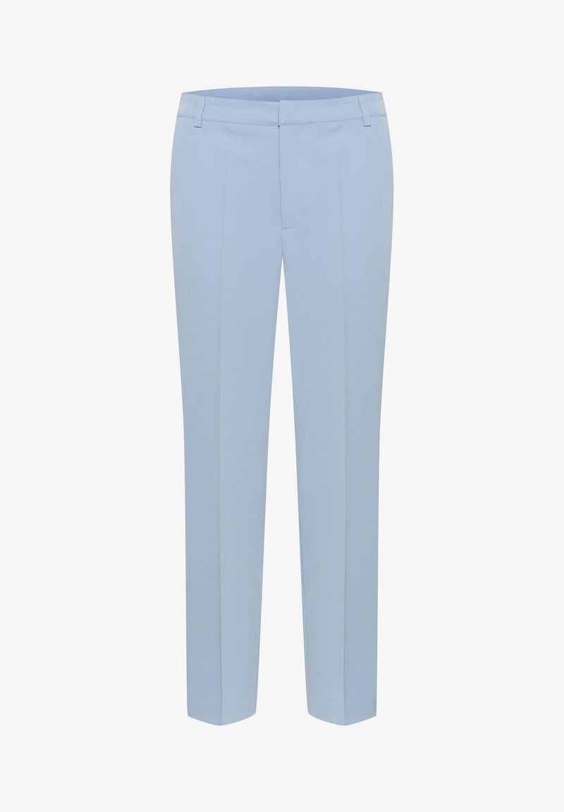 Pantalon bleu clair ajusté avec une coupe slim, passants de ceinture, fermeture éclair devant et plis marqués le long des jambes.