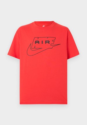 Tricou roșu din bumbac cu logo negru Nike și textul „AIR”. Mâneci scurte și decolteu rotund cu croială lejeră. Textură fină.