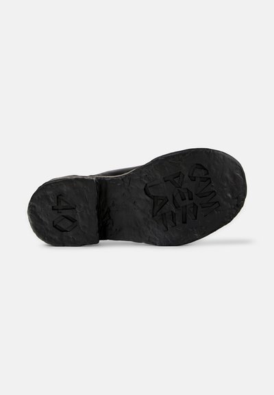 Suela de zapato de goma negra con patrón texturizado y letras en relieve. Talla 40 grabada en el costado. Diseño sólido y resistente para mayor durabilidad.