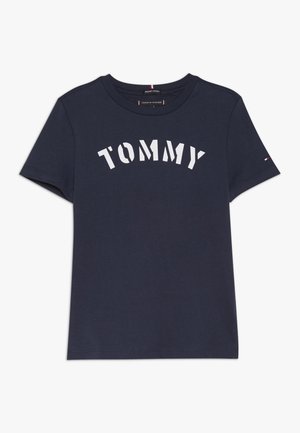 Marineblå kortærmet t-shirt med hvid "TOMMY" tekst på brystet og et lille flaglogo på venstre ærme.