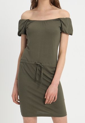 Robe olive verte à épaules dénudées avec des manches bouffantes, taille cintrée et détail à cordon. Fabriquée en tissu doux et texturé.
