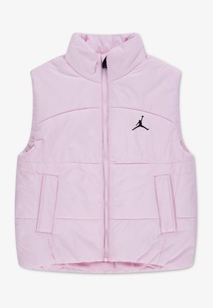 Lichtroze gewatteerd vest met ritssluiting aan de voorkant, twee zijzakken, een hoge kraag en een zwart Air Jordan Jumpman-logo op de linkerborst.