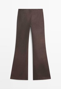 Braune Schlaghose aus weichem Stoff mit hoher Taille, Gesäßtaschen und dezenten Nahtdetails entlang der Nähte.