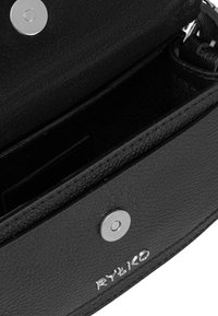 Borsa a mano nera in pelle con finitura texture. Presenta una chiusura a scatto in argento e dettagli del logo, che mettono in risalto un design minimalista e una forma compatta.