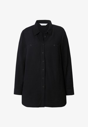 Černá košile na knoflíky, vyrobená z texturované tkaniny, s dvěma náprsními kapsami, dlouhými rukávy a volným střihem.