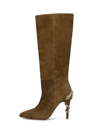 Hoher brauner Wildleder-Stiefel mit spitzer Zehe und einem dekorativen, schlangenförmigen Detail, das sich um den Stiletto-Absatz wickelt.