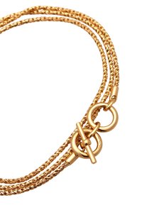 Goldfarbene Dreistrangkette mit gedrehten Gliedern und einem Toggle-Verschluss, verziert mit polierten runden und geraden Akzenten.