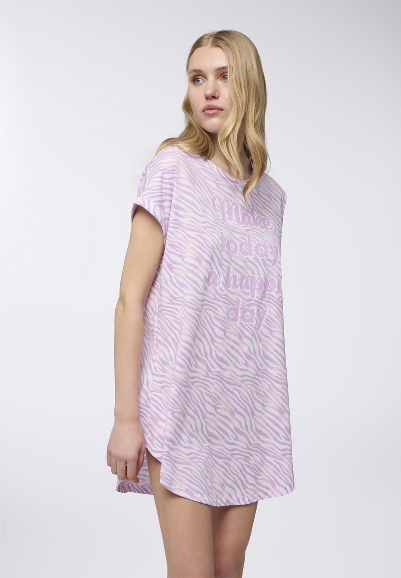 Abito camicia leggero a stampa zebra rosa e bianca con scollo rotondo e maniche corte. Il testo recita "Rendi oggi una giornata felice."