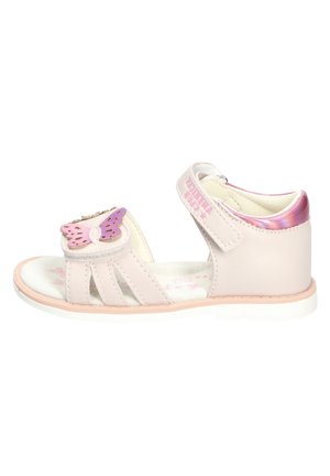 Blado-różowy sandał dziecięcy z regulowanymi paskami, ozdobą motyla z przodu i błyszczącym, połyskującym detalem na kołnierzu pięty.