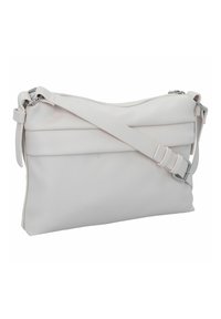 Weiße Leder-Crossbody-Tasche mit einem schlanken Design, das über einen Reißverschluss, einen verstellbaren Träger und dezente Faltendetails auf der Vorderseite verfügt.