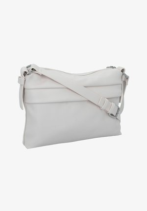 Weiße Leder-Crossbody-Tasche mit einem schlanken Design, das über einen Reißverschluss, einen verstellbaren Träger und dezente Faltendetails auf der Vorderseite verfügt.