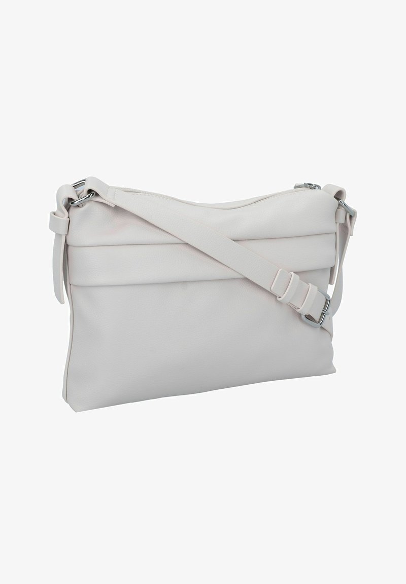 Bolso bandolera de piel blanca con un diseño elegante, que cuenta con un cierre de cremallera, correa ajustable y sutiles detalles de pliegues en la parte frontal.