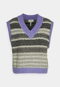 Strick-ärmellose Pulloverweste mit V-Ausschnitt, gestaltet mit einem geometrischen Muster in Schwarz, Creme und Lila. Weiche Textur, gerippter Kragen und Saum.