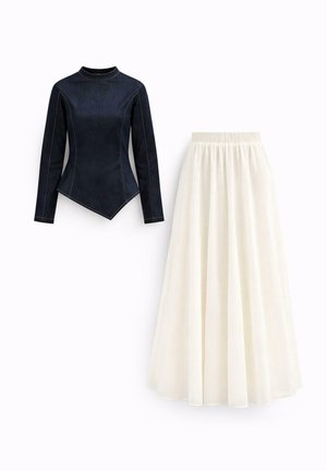 Fekete, testhez simuló hosszú ujjú felső, aszimmetrikus szegéllyel, fehér, bő szoknyával, elasztikus derékpánttal, fehér háttéren.