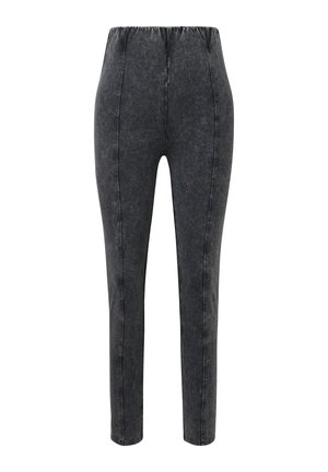 Pantalons noirs ressemblant à du denim, avec une ceinture élastique, des jambes droites et une texture subtile. Comprend des coutures en panneau le long des coutures.