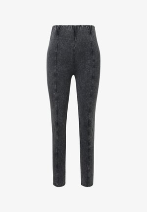 Zwarte spijkerbroekachtige broek met een elastische tailleband, rechte pijpen en een subtiele textuur. Kenmerkt zich door paneelstiksel langs de naden.