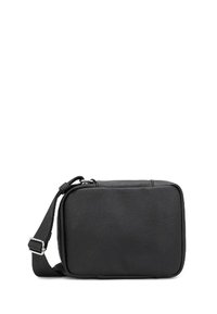 Borsa a tracolla nera in pelle, forma rettangolare, superficie testurizzata, tracolla regolabile, chiusura con zip superiore, dettagli hardware minimi.