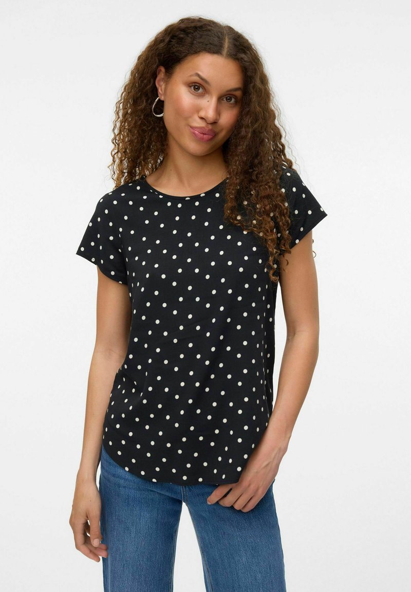 Zwarte top met korte mouwen, voorzien van witte stippen, ronde halslijn en zachte stof; heeft een ontspannen pasvorm en subtiele zakdetails.