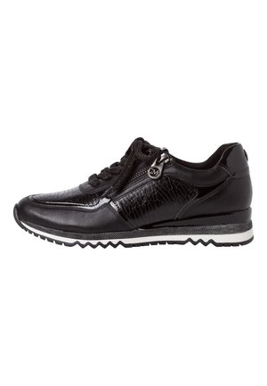 Czarny niski sneaker z teksturowanymi i lakierowanymi panelami ze skóry, bocznym zamkiem błyskawicznym, czarnymi sznurowadłami i białą, żłobioną podeszwą z obrzeżem.