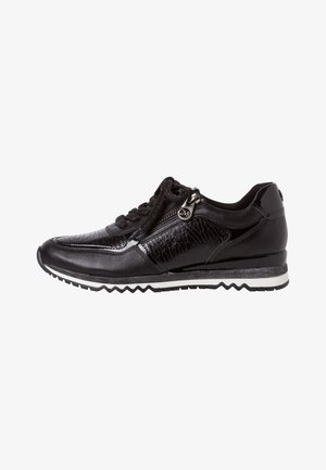 Baskets basses noires avec panneaux en cuir texturé et verni, fermeture éclair latérale, lacets noirs et semelle rainurée bordée de blanc.