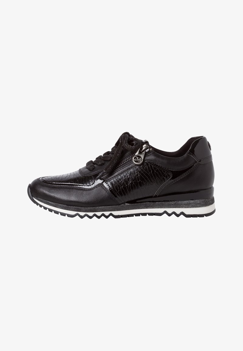 Baskets basses noires avec panneaux en cuir texturé et verni, fermeture éclair latérale, lacets noirs et semelle rainurée bordée de blanc.