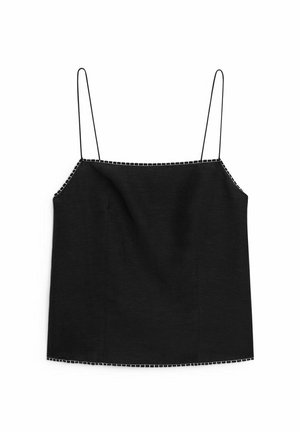 Zwarte cami-top met dunne schouderbanden, gemaakt van een gestructureerde stof en voorzien van contrasterende witte stiksels langs de halslijn en de zoom.