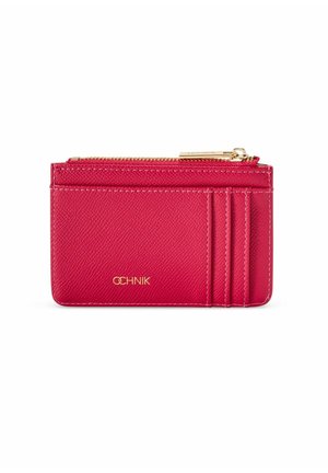 Czerwony teksturowany skórzany etui na karty z złotym zamkiem błyskawicznym, trzema miejscami na karty i złotym logo OCHNIK na środku z przodu.